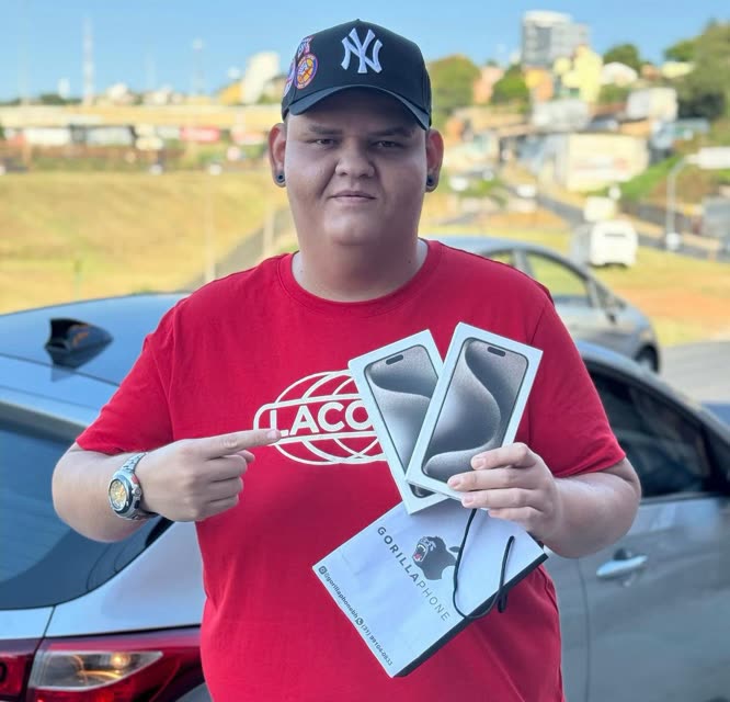 Cliente da Gorillaphone com a sacola da loja e o iPhone