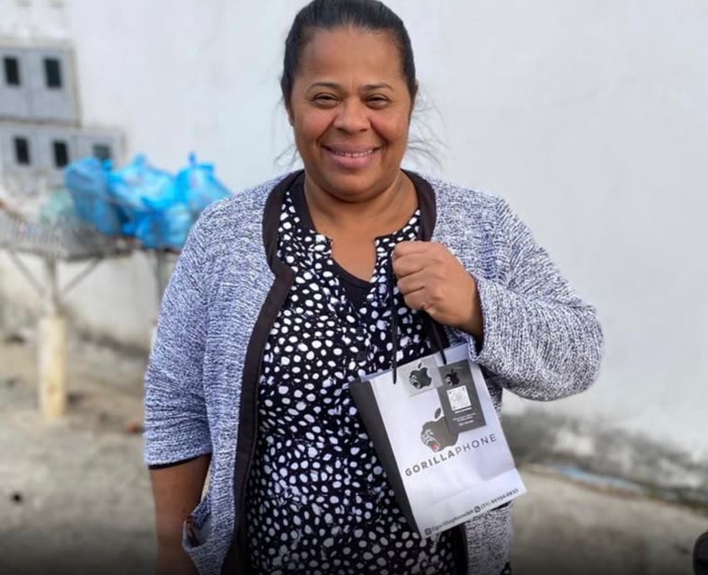 Cliente da Gorillaphone com a sacola da loja e o iPhone